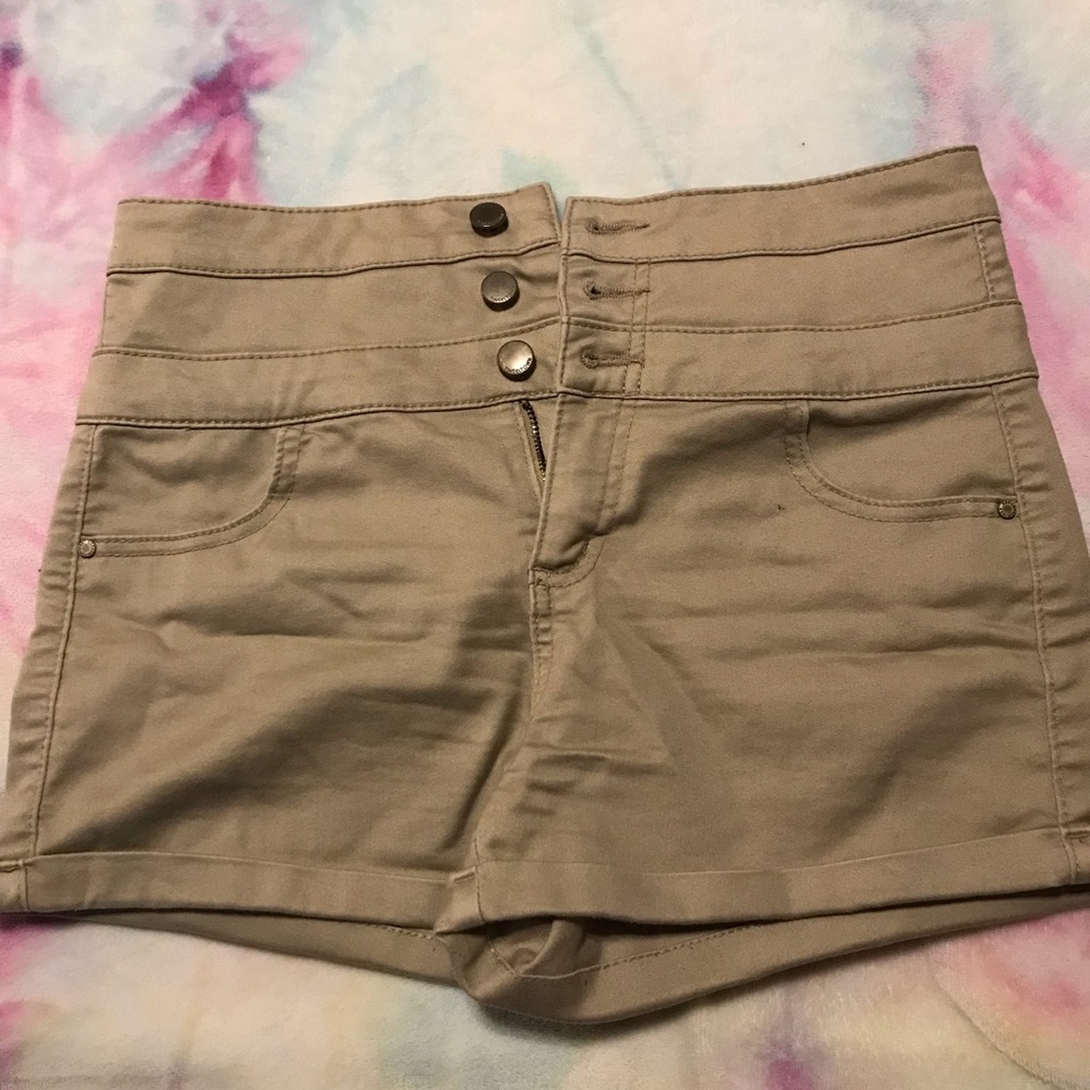High waisted khaki shorts🤎 Size 7